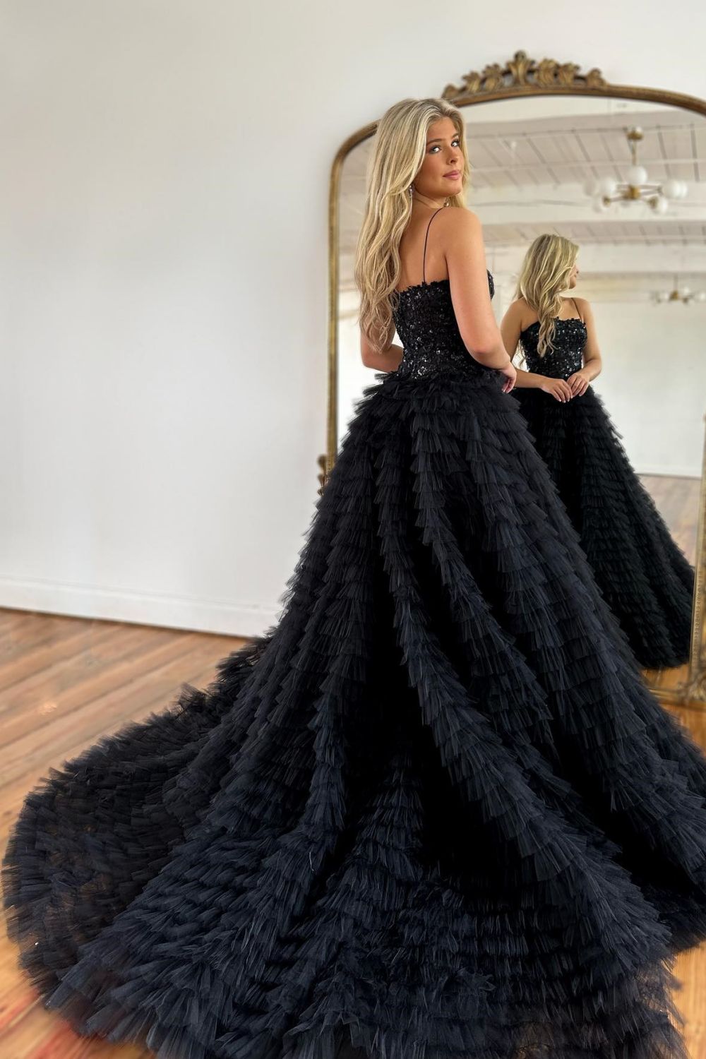 Weitese Superbe robe de bal trapèze pailletée à bretelles spaghetti et traîne courte en tulle avec fente
